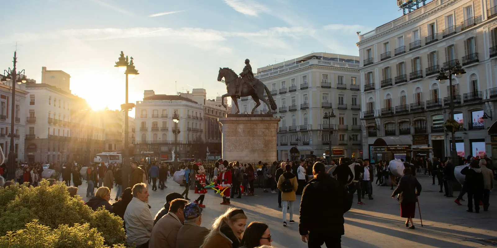 aspirantes auxiliar comunidad madrid Personas en la Puerta del Sol de Madrid al atardecer