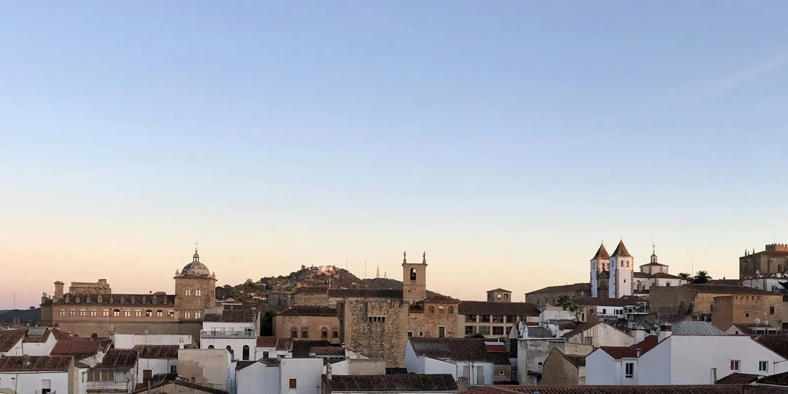 aspirantes auxiliar junta extremadura caceres Vista de Cáceres al atardecer