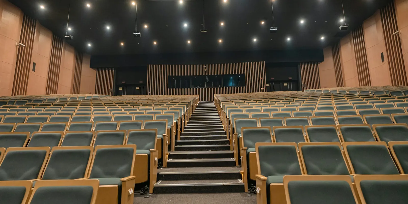 aspirantes presentados tai estado Patio de butacas vacío de un auditorio