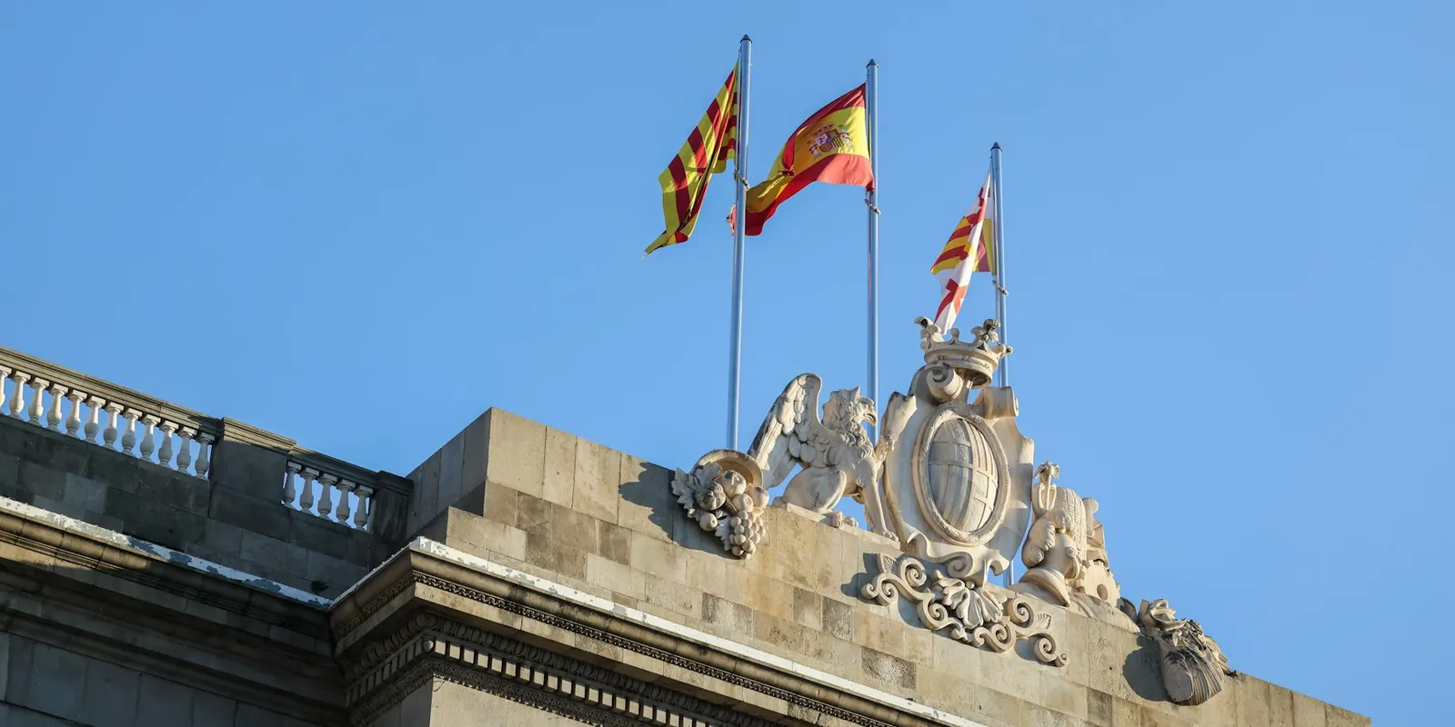 auxiliar castilla la mancha o estado Edificio oficial con banderas de España y de la comunidad