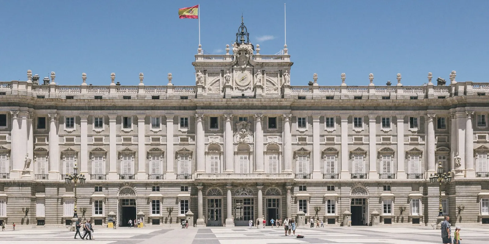auxiliar comunidad madrid o estado Palacio Real de Madrid con la bandera de España