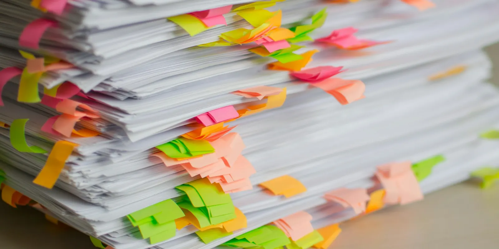 auxiliar o administrativo junta Documentos con notas adhesivas de colores