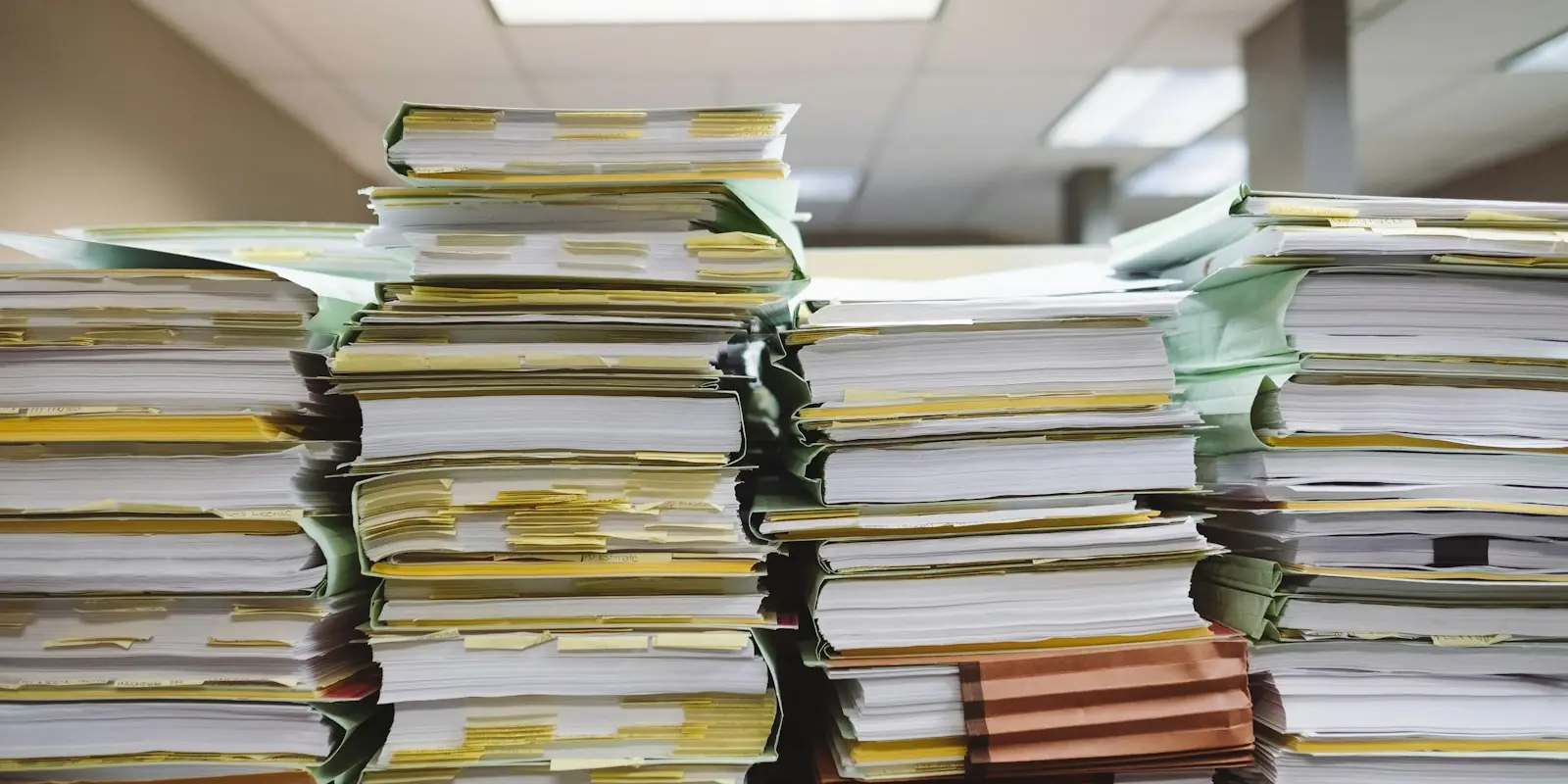 bolsa interinos auxiliar administrativo estado Pilas de expedientes y carpetas en una oficina
