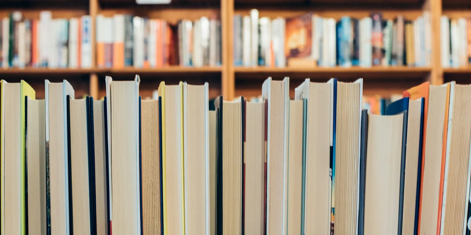 como preparar administrativo estado Estantería de una biblioteca con libros alineados