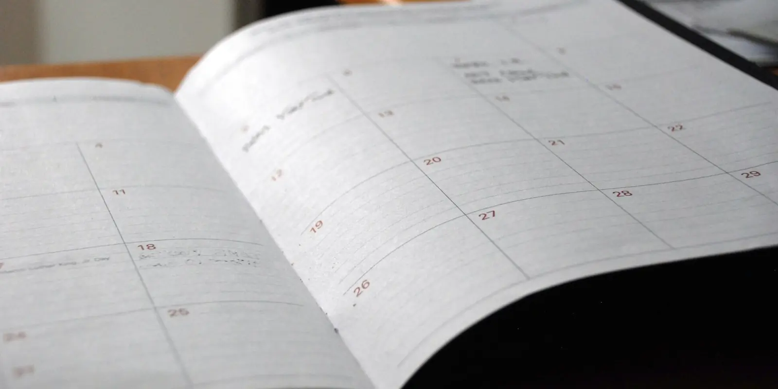 como preparar auxiliar administrativo estado Agenda mensual abierta sobre un escritorio para planificar el estudio