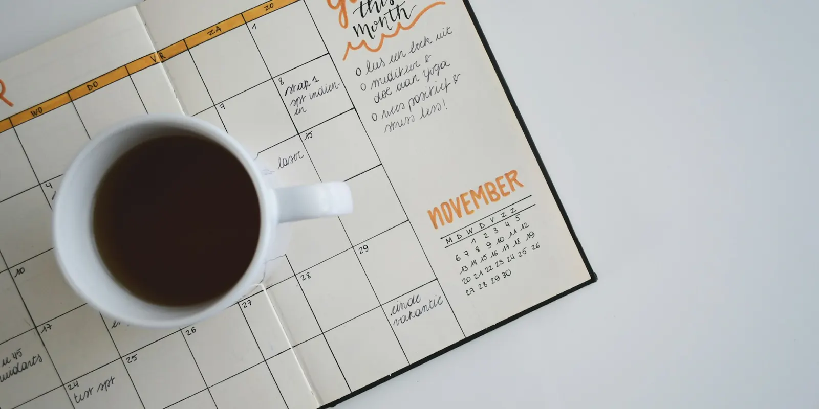 como preparar auxiliar junta Agenda de estudio con una taza de café