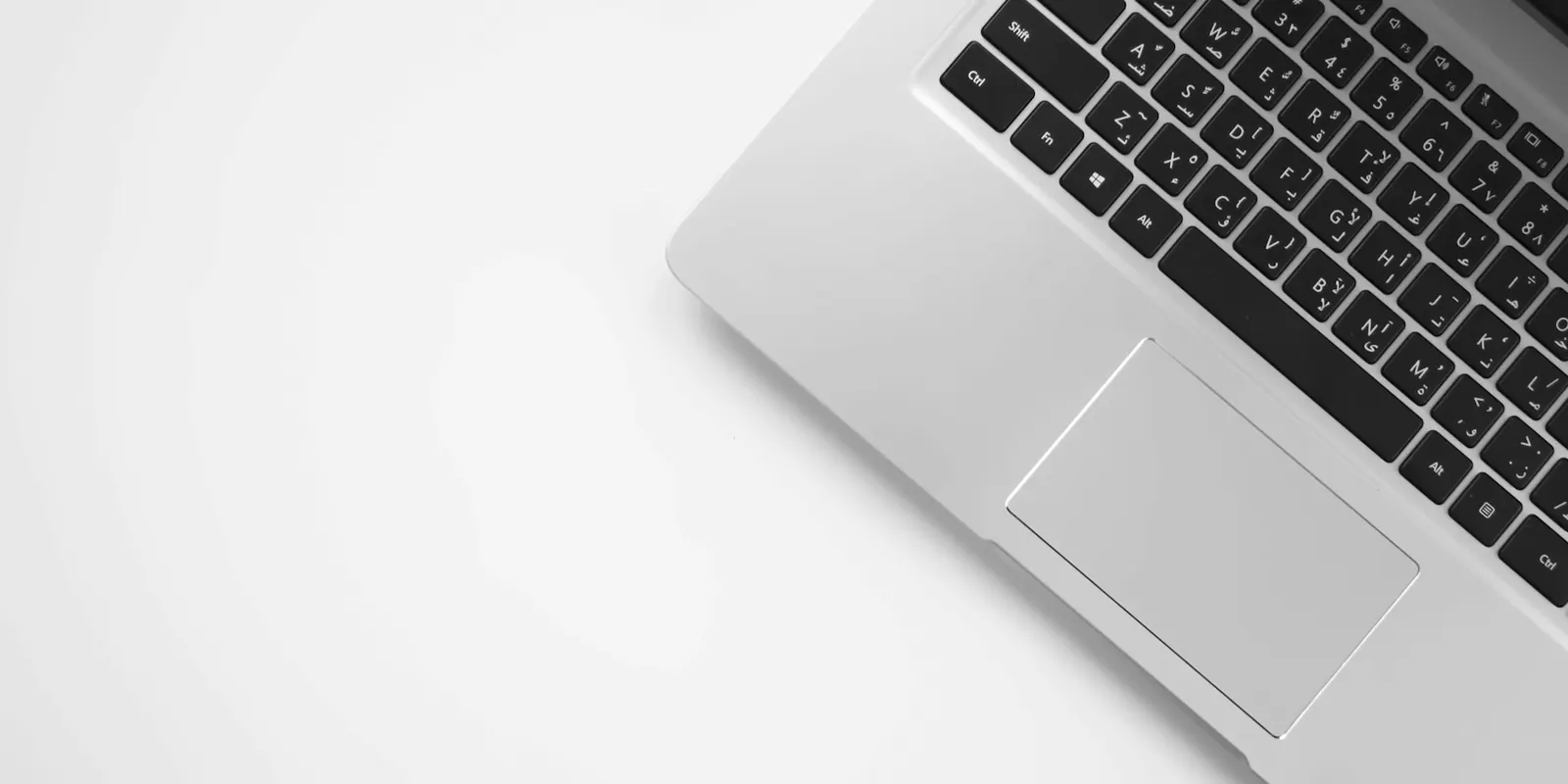 como preparar tai estado Portátil plateado sobre una mesa blanca