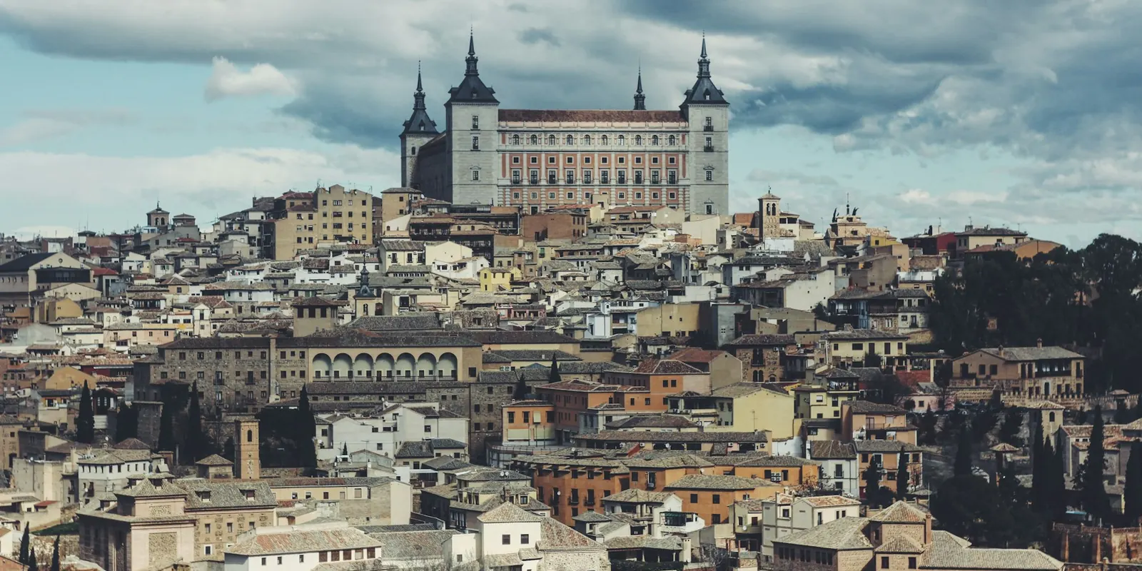 convocatoria auxiliar castilla la mancha Vista de Toledo con el Alcázar