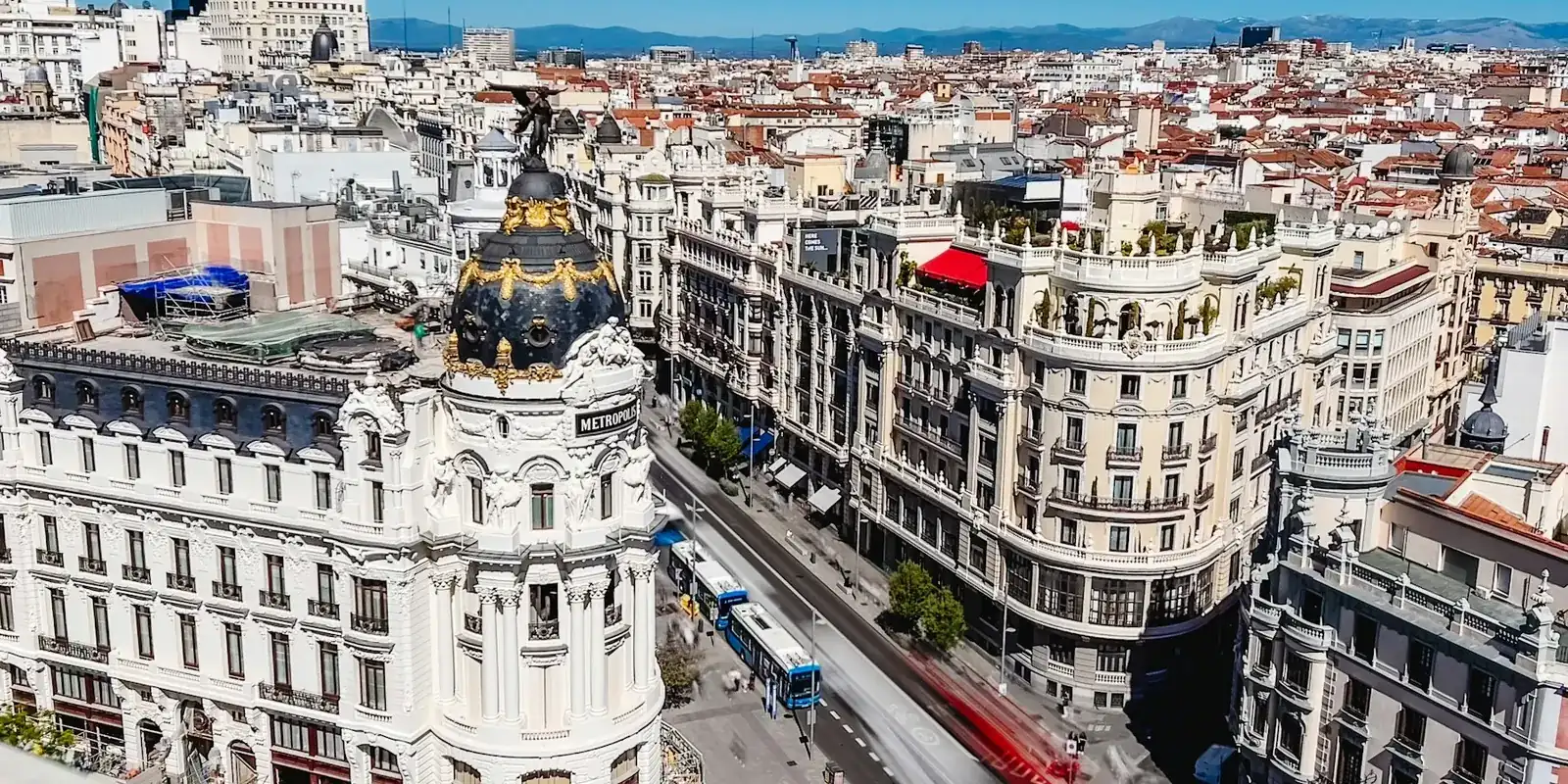 convocatoria auxiliar comunidad madrid 2 Vista aérea del centro de Madrid con el edificio Metrópolis