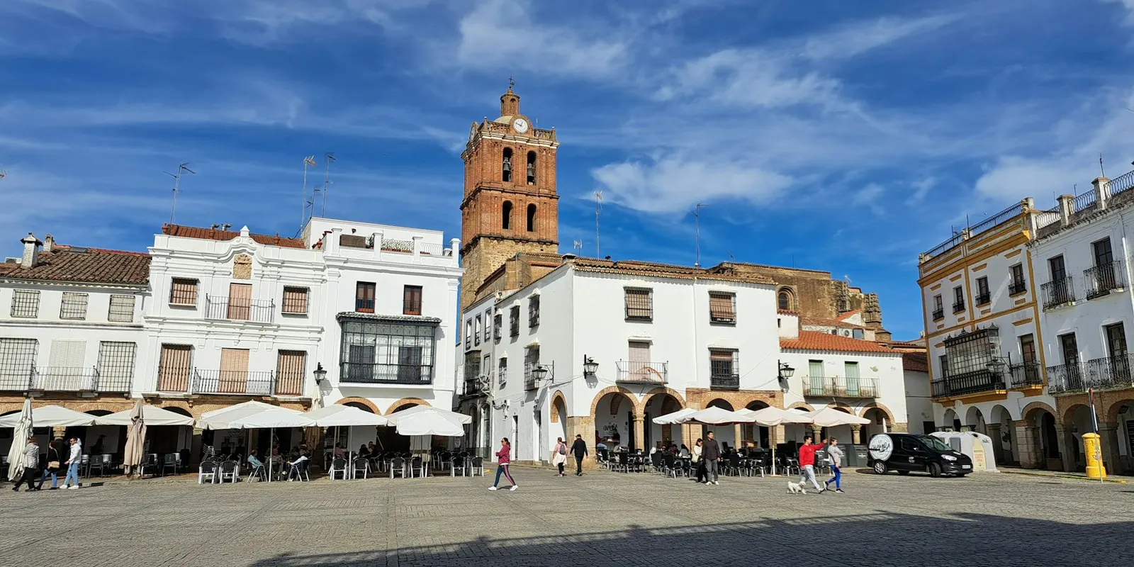 destinos auxiliar junta Plaza de un pueblo de Extremadura