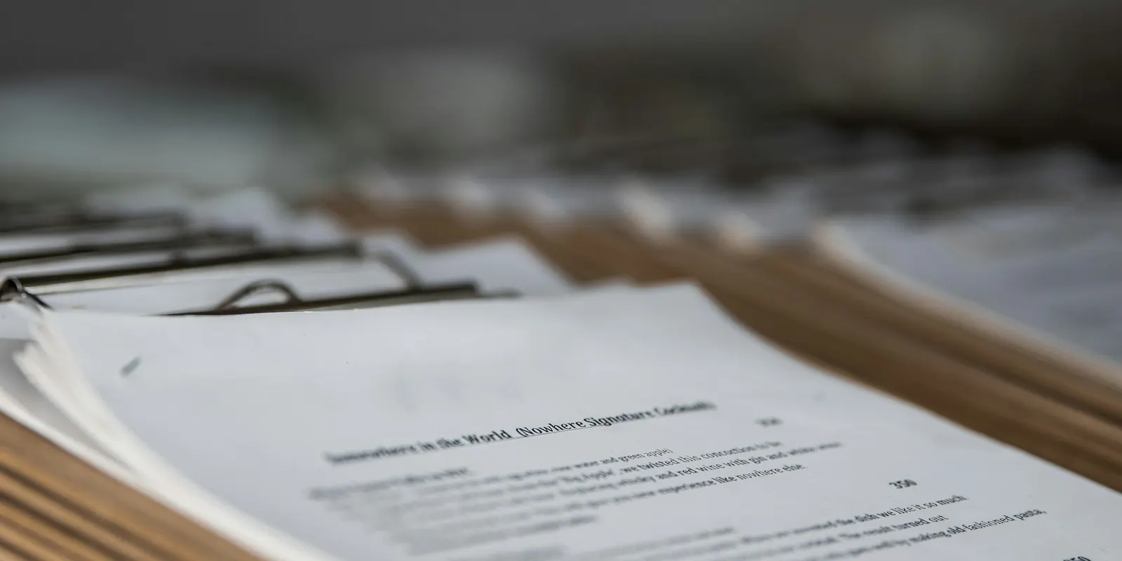 examenes administrativo junta Cuadernillos de examen sobre una mesa