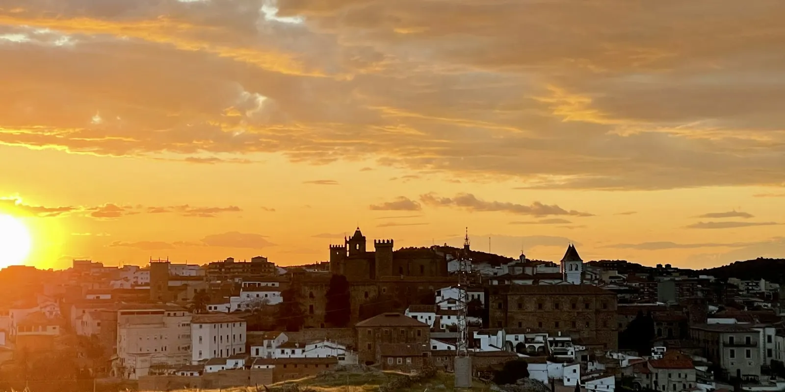 plazas administrativo junta Atardecer sobre Cáceres