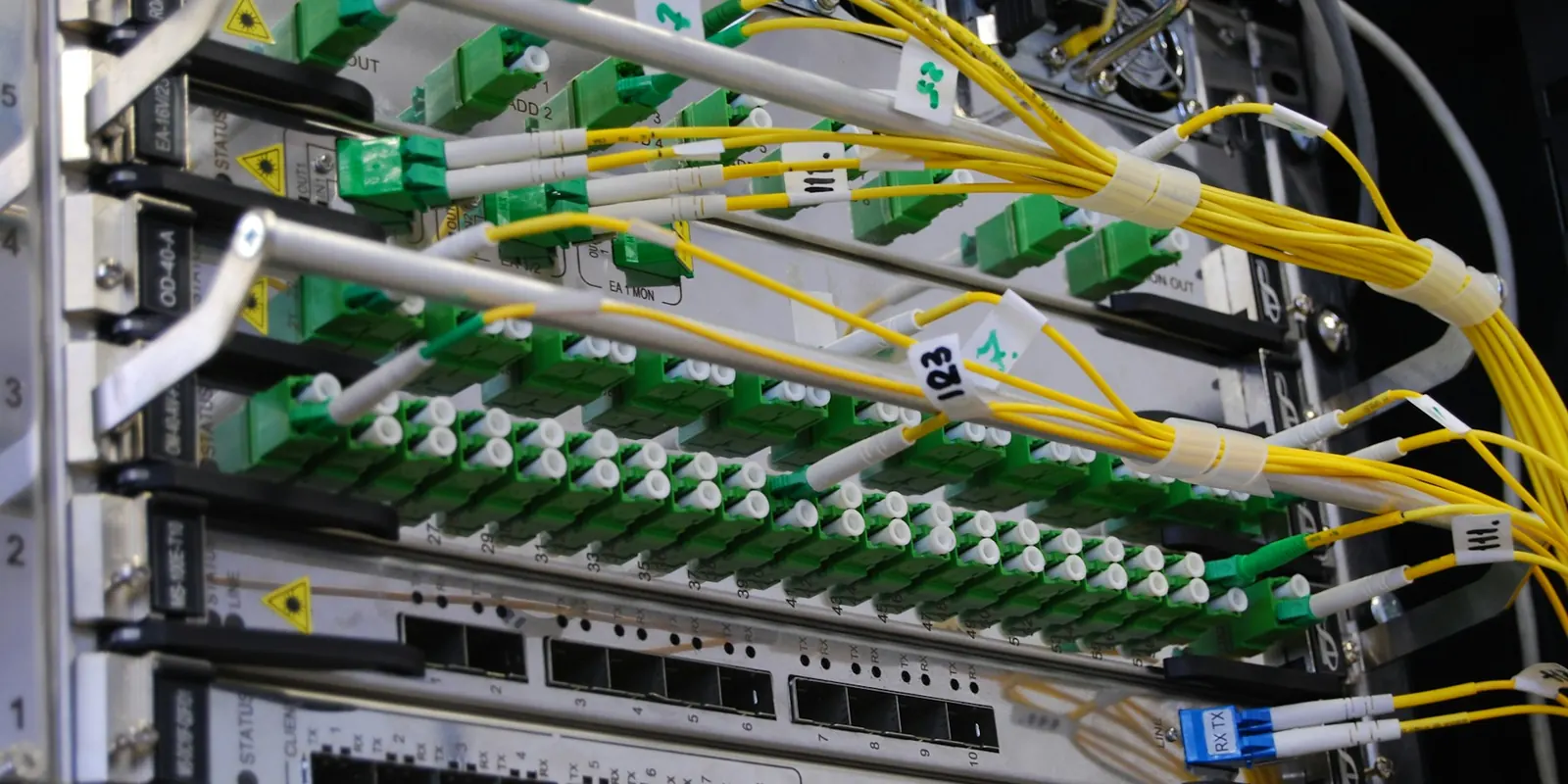 plazas tai estado destinos Armario de servidores con cables de fibra óptica