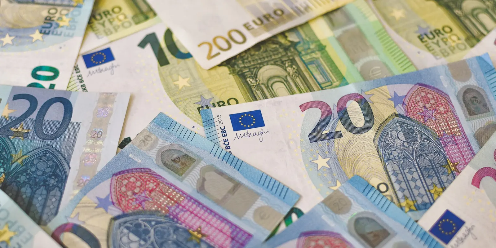 sueldo administrativo del estado 2026 Billetes de euro de distintos valores sobre una mesa