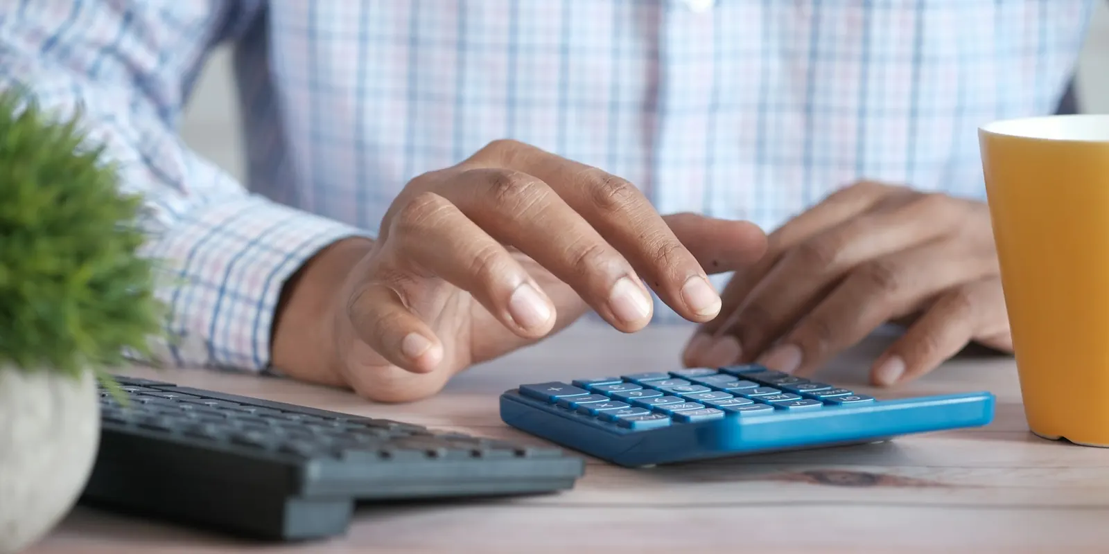 sueldo auxiliar comunidad madrid Persona calculando una nómina con calculadora