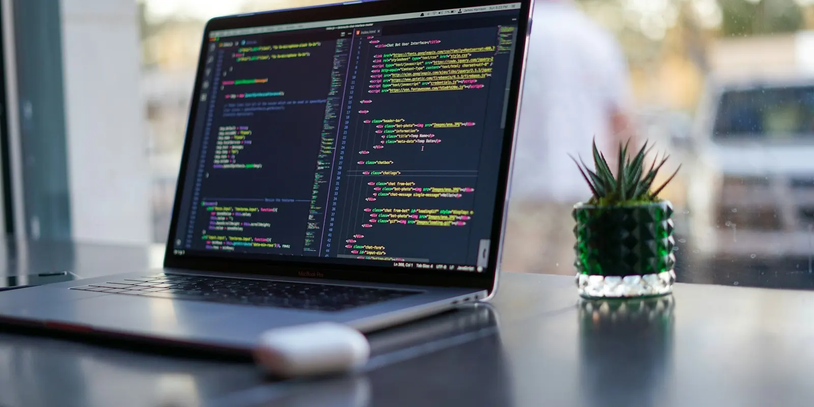 tai o administrativo del estado Portátil con código en pantalla sobre una mesa de oficina