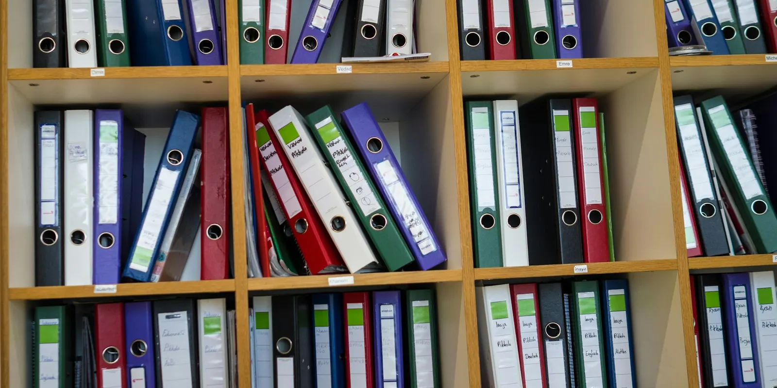 temario administrativo del estado Estantería llena de archivadores de oficina de colores
