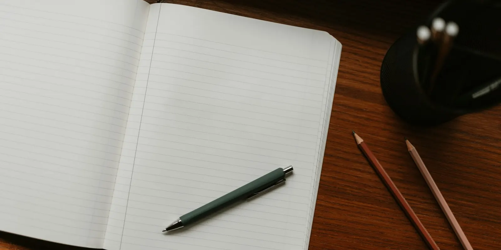 temario auxiliar castilla la mancha Cuaderno abierto con bolígrafo para estudiar el temario