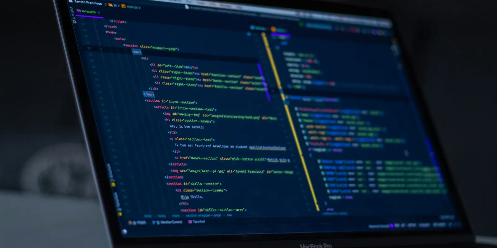 test tecnico informatica junta Portátil con código en un entorno oscuro